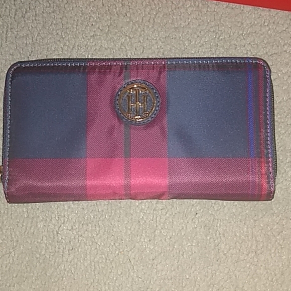 New! Tommy Hilfiger wallet! - Picture 2 of 8